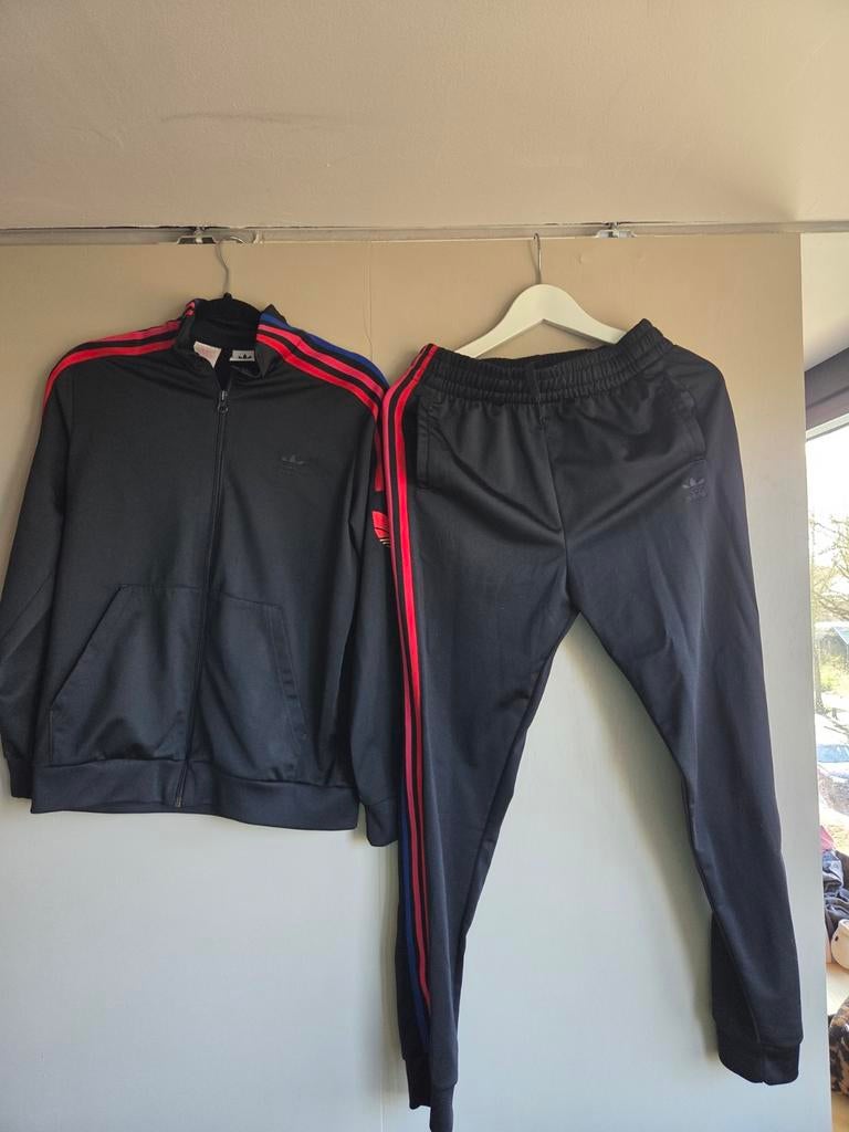 Adidas trainingspak maat 164 zwart met strepen, Ophalen of Verzenden, Jongen of Meisje, Sport- of Zwemkleding