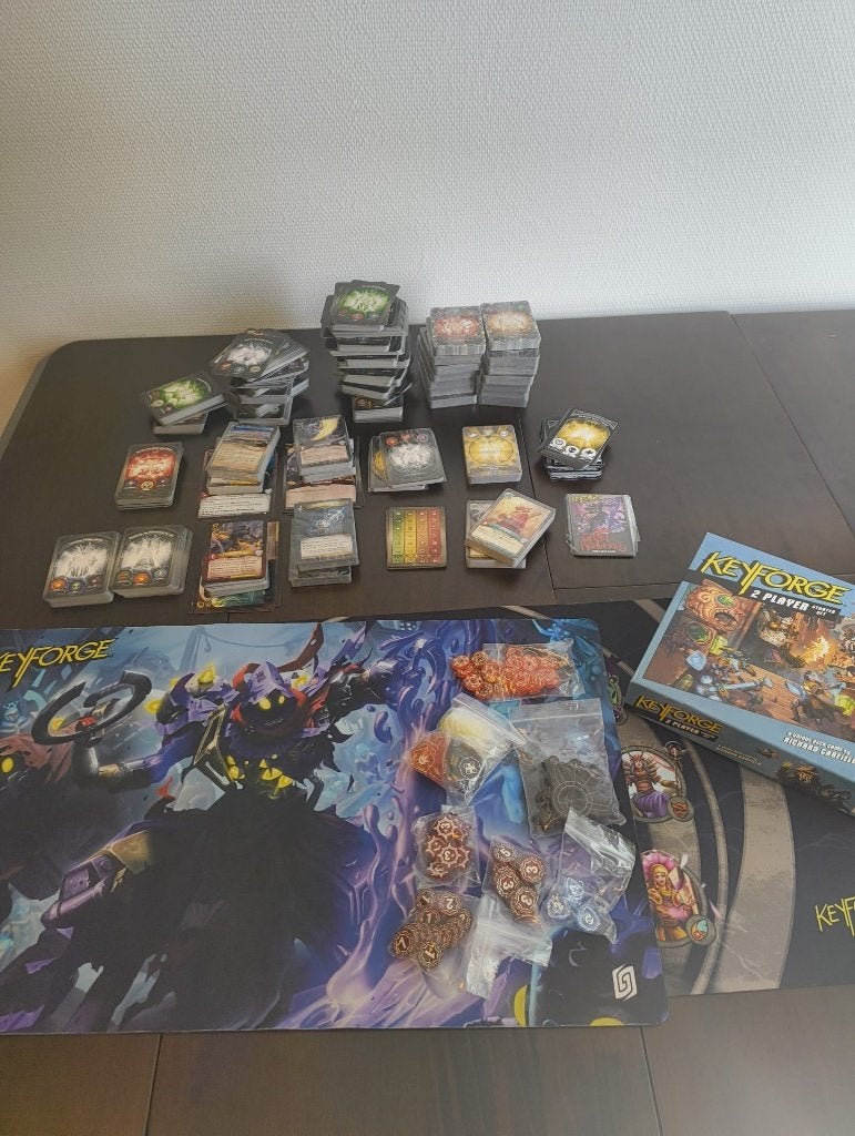 Keyforge collectie (39 decks) + 4 Adventures, Een of twee spelers, Ophalen of Verzenden