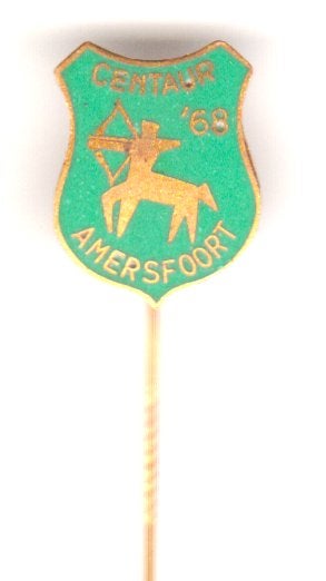 Amersfoort Centaur emaille-goudkl. vintage speld, Verzamelen, Speldjes, Pins en Buttons, Verzenden, Zo goed als nieuw, Transport