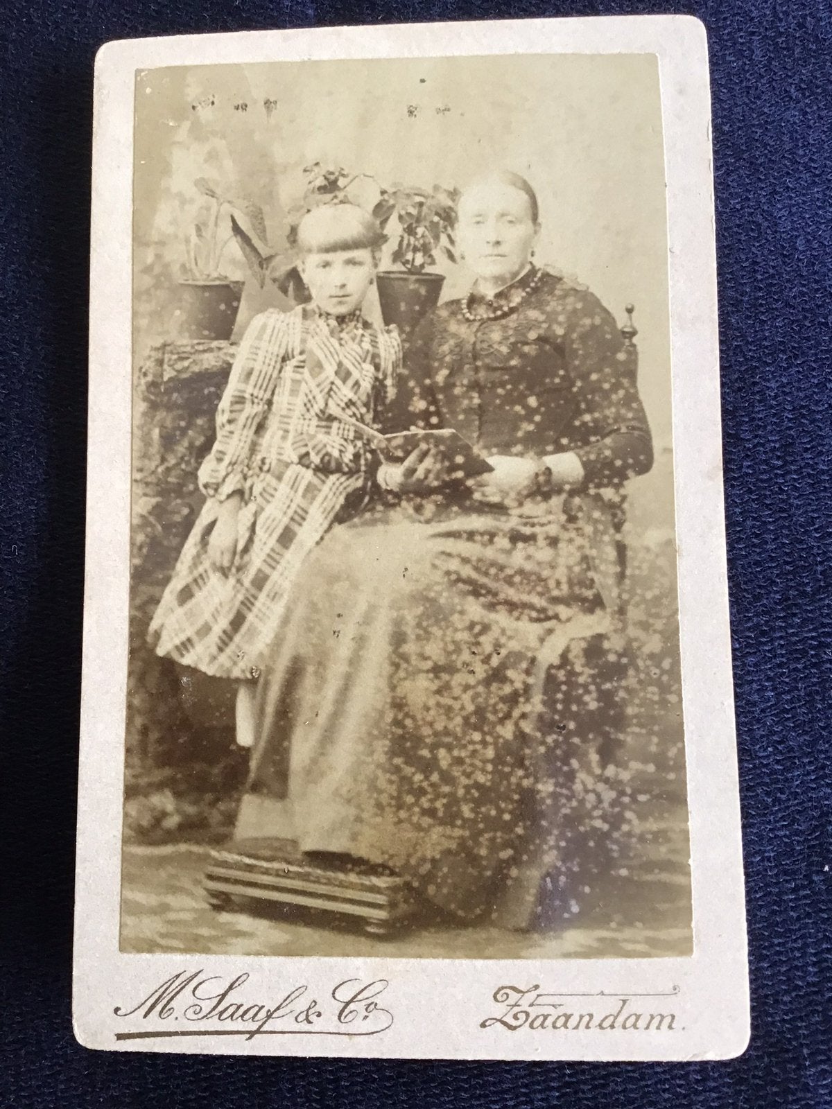 CDV, Moeder/Kind, M. SAAF & CO, ZAANDAM, Carte de Visite, Gebruikt, Foto, Ophalen of Verzenden, Voor 1940