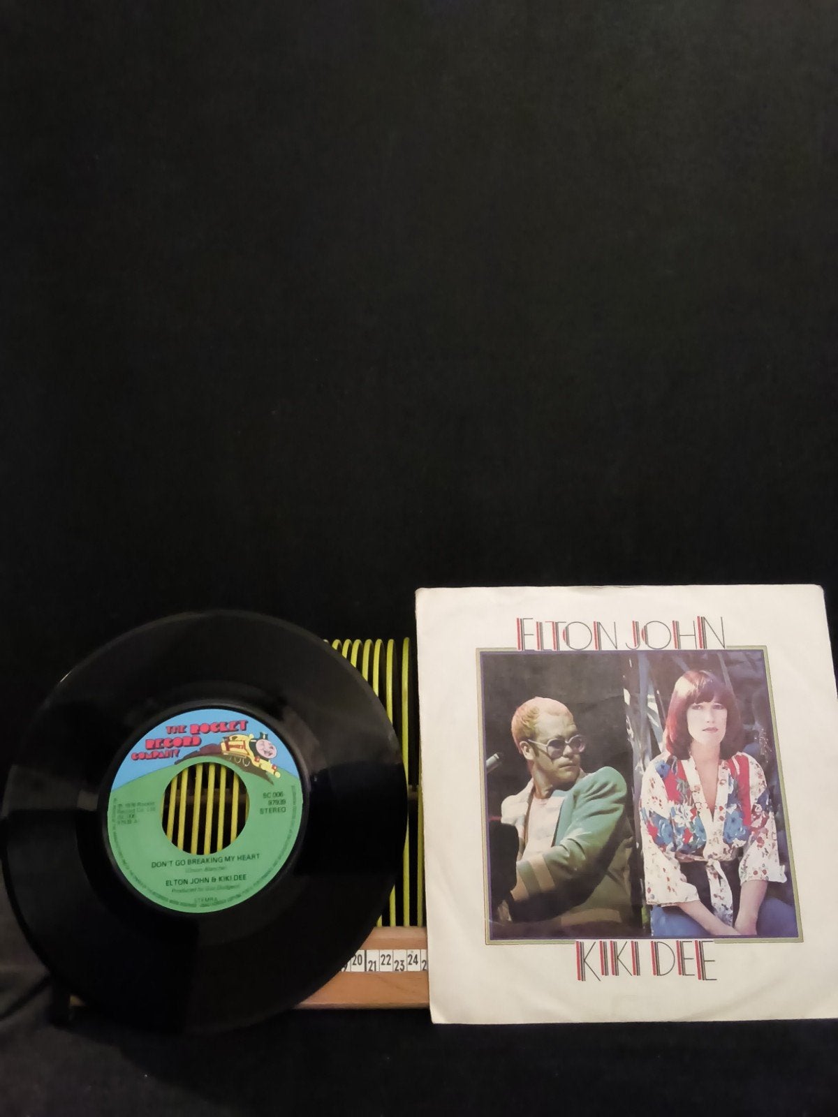 Elton John & Kiki Dee. Don,t go breaking my heart. Prijs €2., Ophalen of Verzenden, Zo goed als nieuw, 7 inch, Poprock