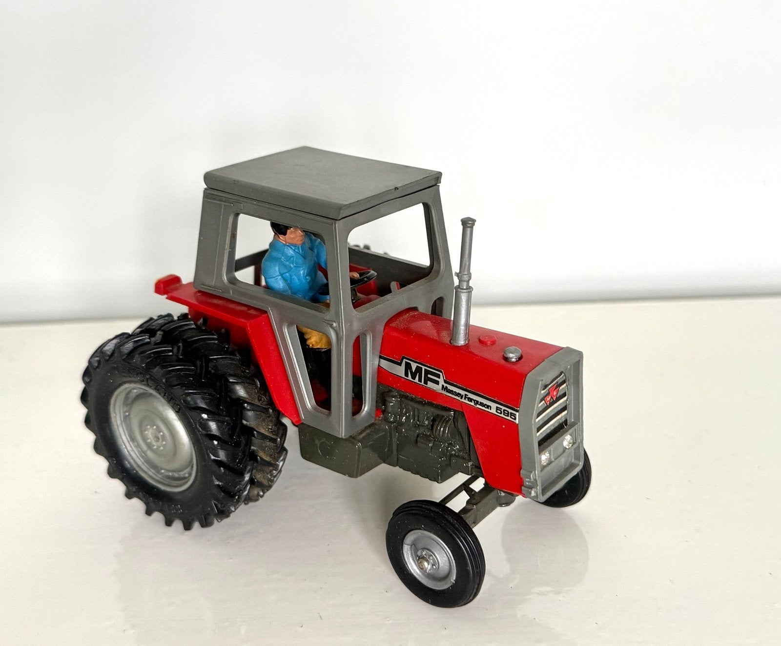 Britains Ltd Massey Ferguson 595 twin wheeled, Verzenden, Zo goed als nieuw, Tractor of Landbouw, Britains
