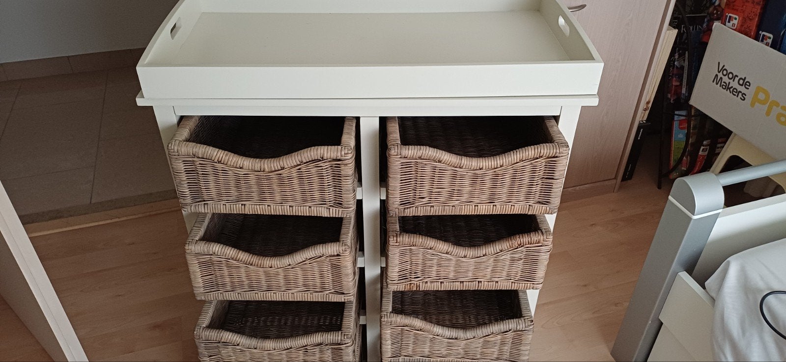 Kastje met rieten manden en los dienblad - 82x98x42cm, Huis en Inrichting, Kasten | Ladekasten, Ophalen, Overige materialen, Gebruikt