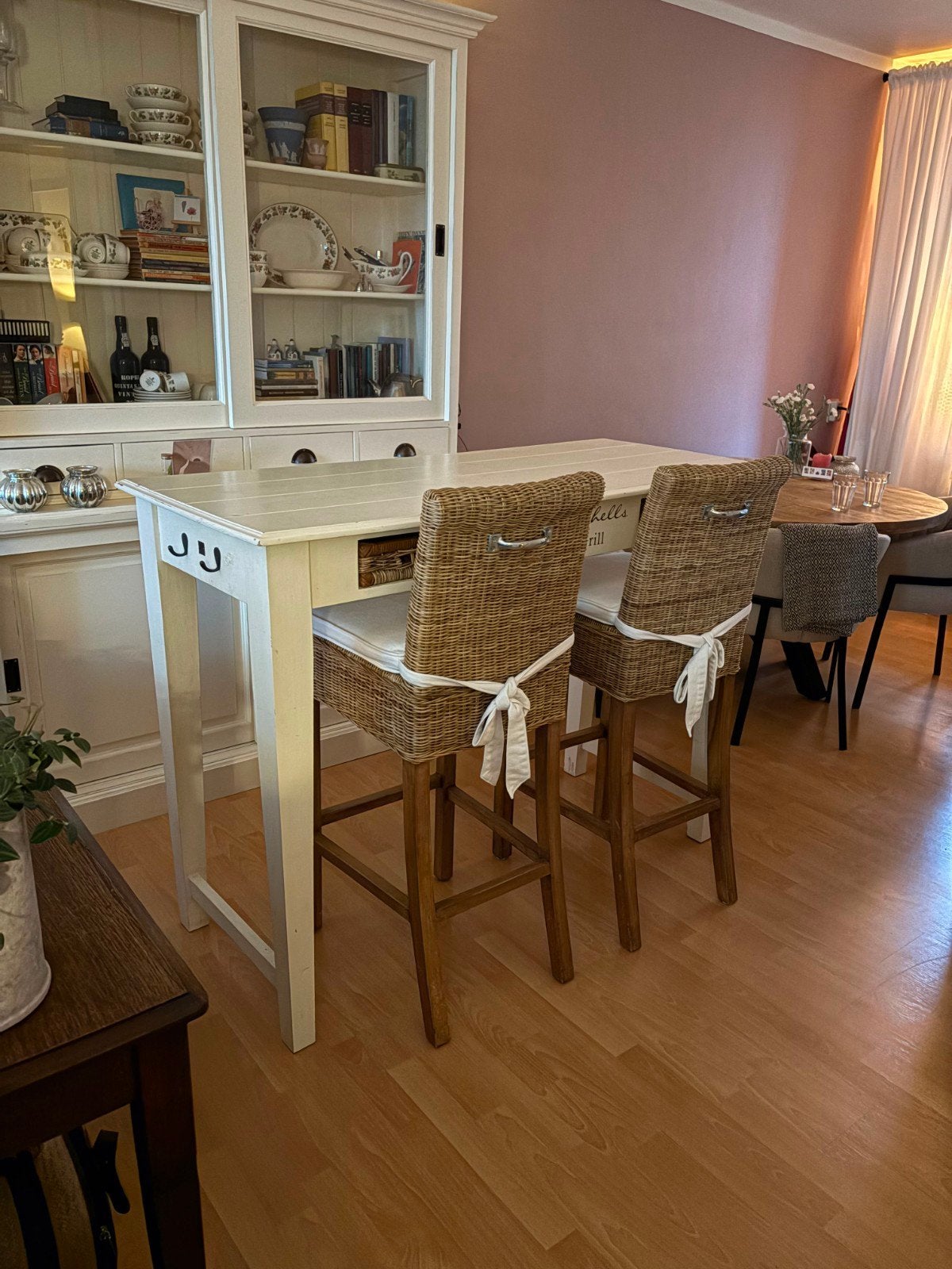 Riviera Maison bartafel met 2 rieten bar stoelen, Ophalen, Zo goed als nieuw, Inclusief barstoelen