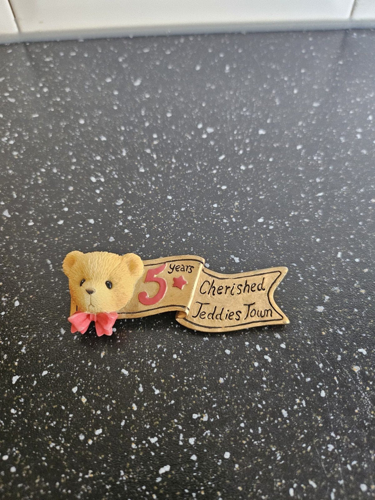 Cherished Teddies broche speld 5 years, Ophalen of Verzenden, Zo goed als nieuw, Overige typen, Cherished Teddies