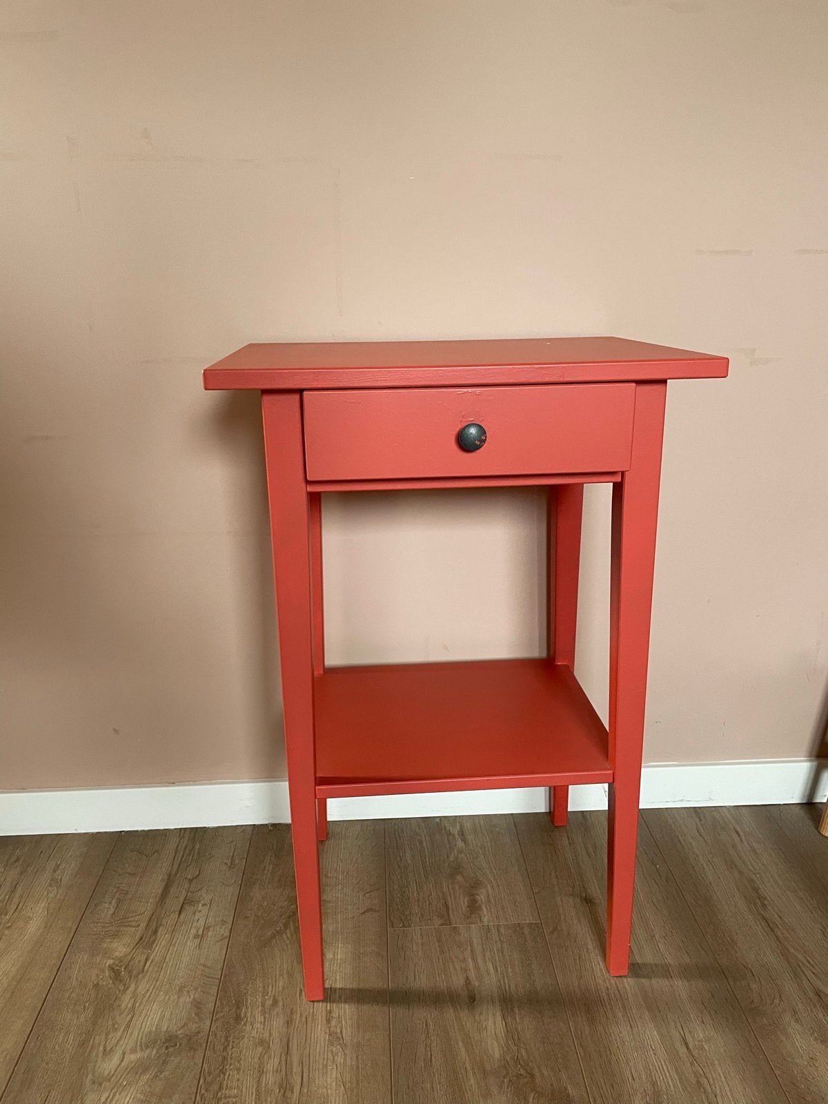 IKEA Hemnes nachtkastje/bijzettafel - Koraalrood, Ophalen, Gebruikt, 45 tot 65 cm, 70 cm of meer