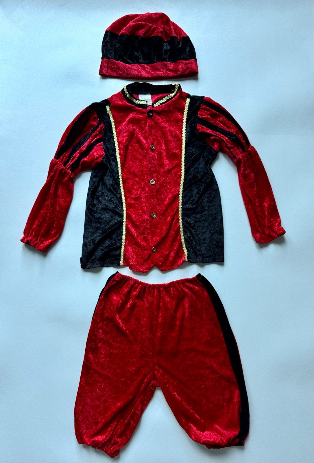 Comedia Pietenpak rood/zwart met muts maat 140, Verzenden, Gebruikt, 134 t/m 140, Jongen of Meisje