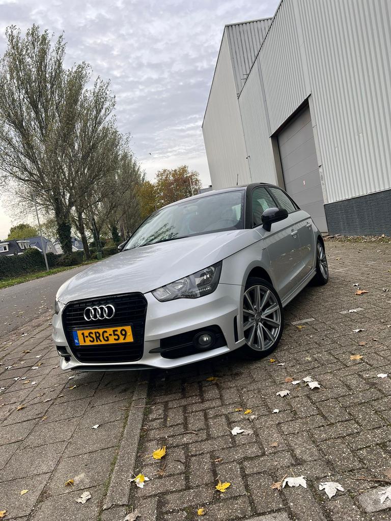 Audi A1 1.2 Tfsi 63KW SB 2013 Grijs, Voorwielaandrijving, Stof, Zwart, 4 cilinders