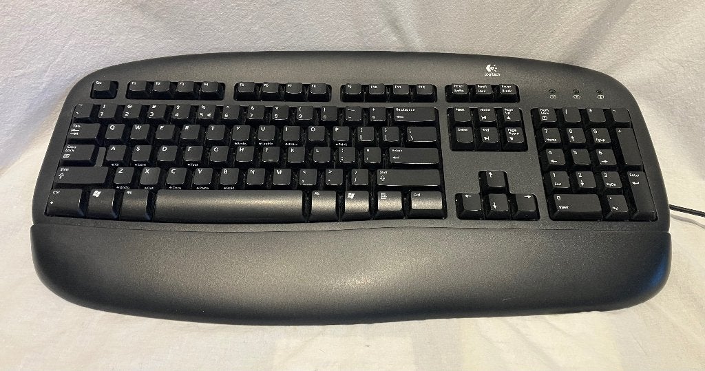 Logitech toetsenbord en muis, Computers en Software, Toetsenborden, Ophalen, Toetsenbord en muis-set, Gebruikt, Qwerty
