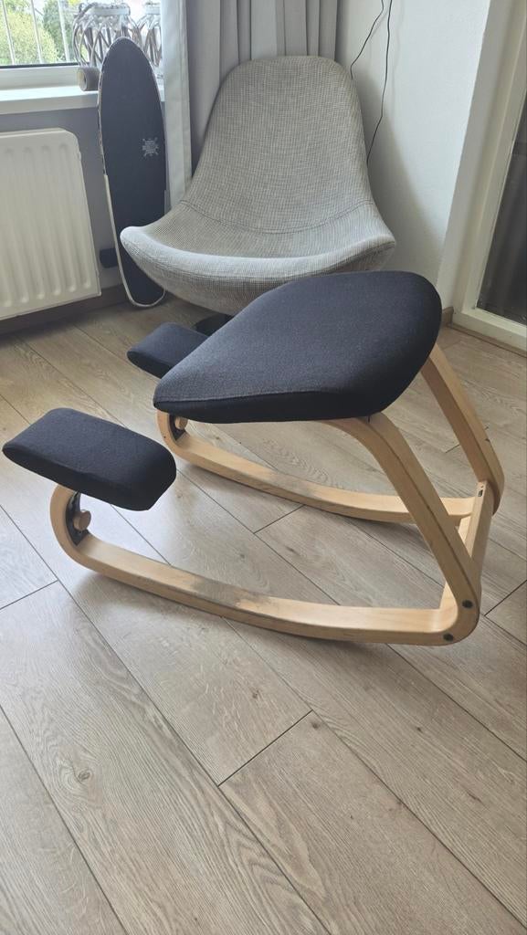 Varier Stokke Variable Balans kniestoel - Ergonomisch, Huis en Inrichting, Stoelen, Gebruikt, Eén, Hout, Stof, Zwart, Ophalen of Verzenden
