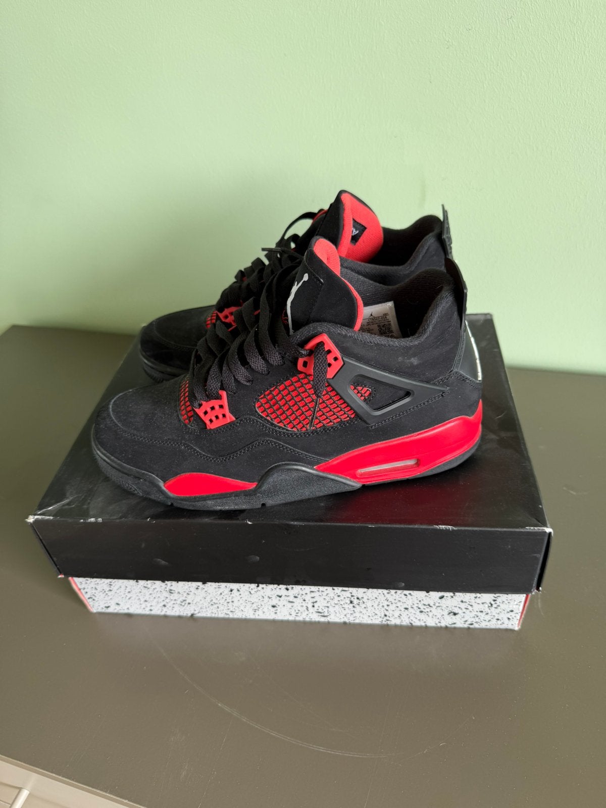 Jordan 4 red thunder maat 43/9,5, Kleding | Heren, Schoenen, Ophalen of Verzenden, Zo goed als nieuw, Zwart