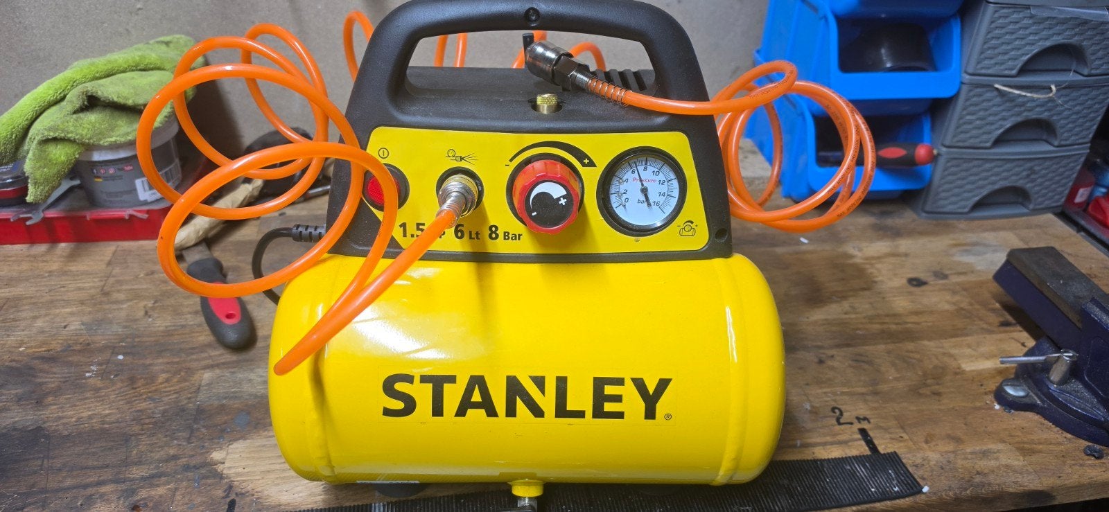 Stanley compressoren met slang, Doe-het-zelf en Verbouw, Gebruikt, 6 tot 10 bar, Ophalen of Verzenden, Minder dan 200 liter/min