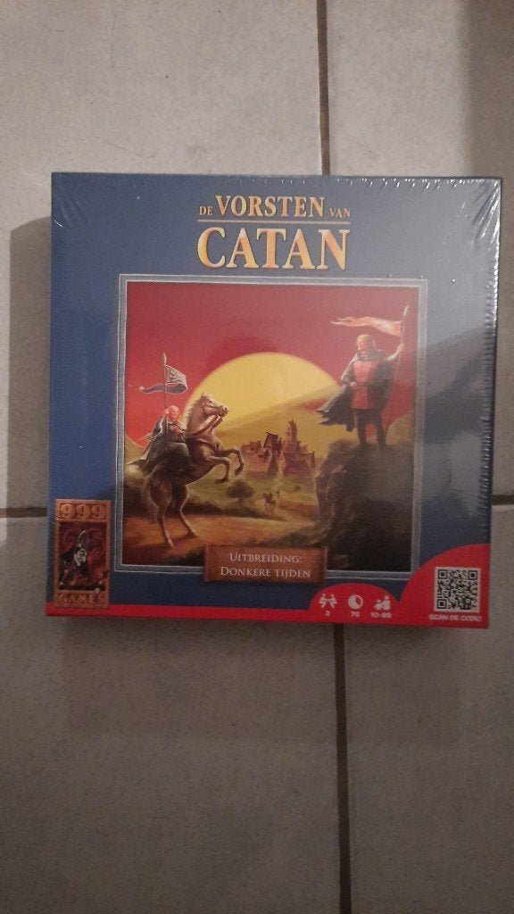 kaartspel seal vorsten v Catan Donkere Tijden 999 games, Hobby en Vrije tijd, Gezelschapsspellen | Kaartspellen, Een of twee spelers