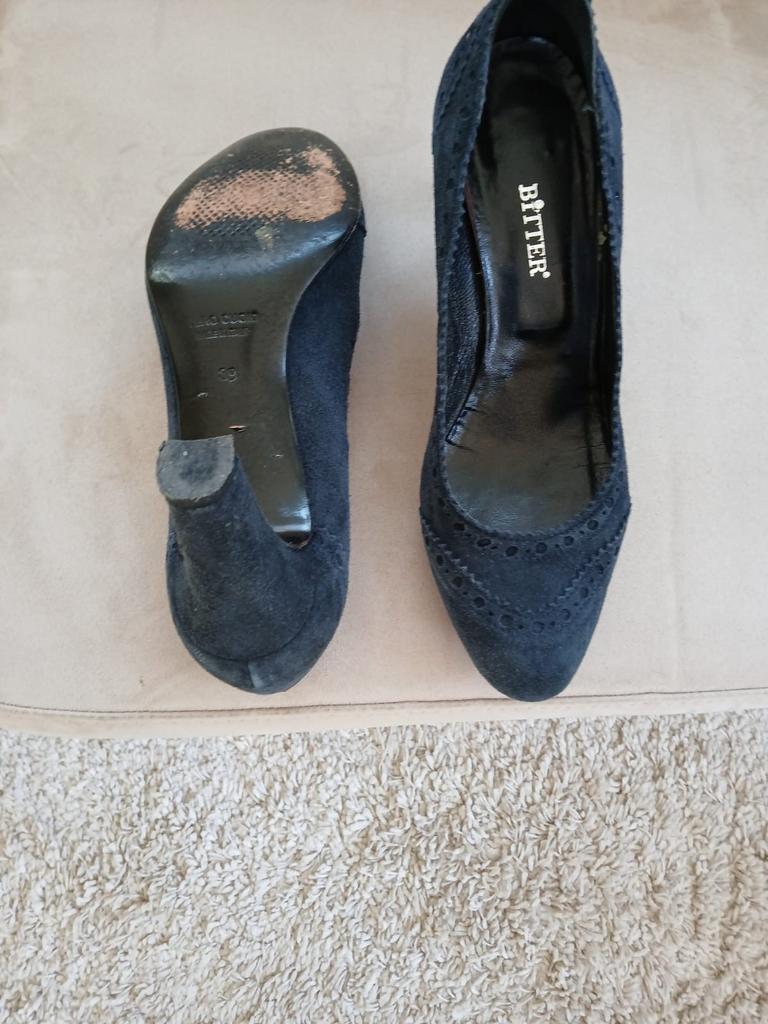 Zwarte suède pumps met brogue details van bitter- Maat 39, Ophalen of Verzenden, Gedragen, Zwart, Pumps