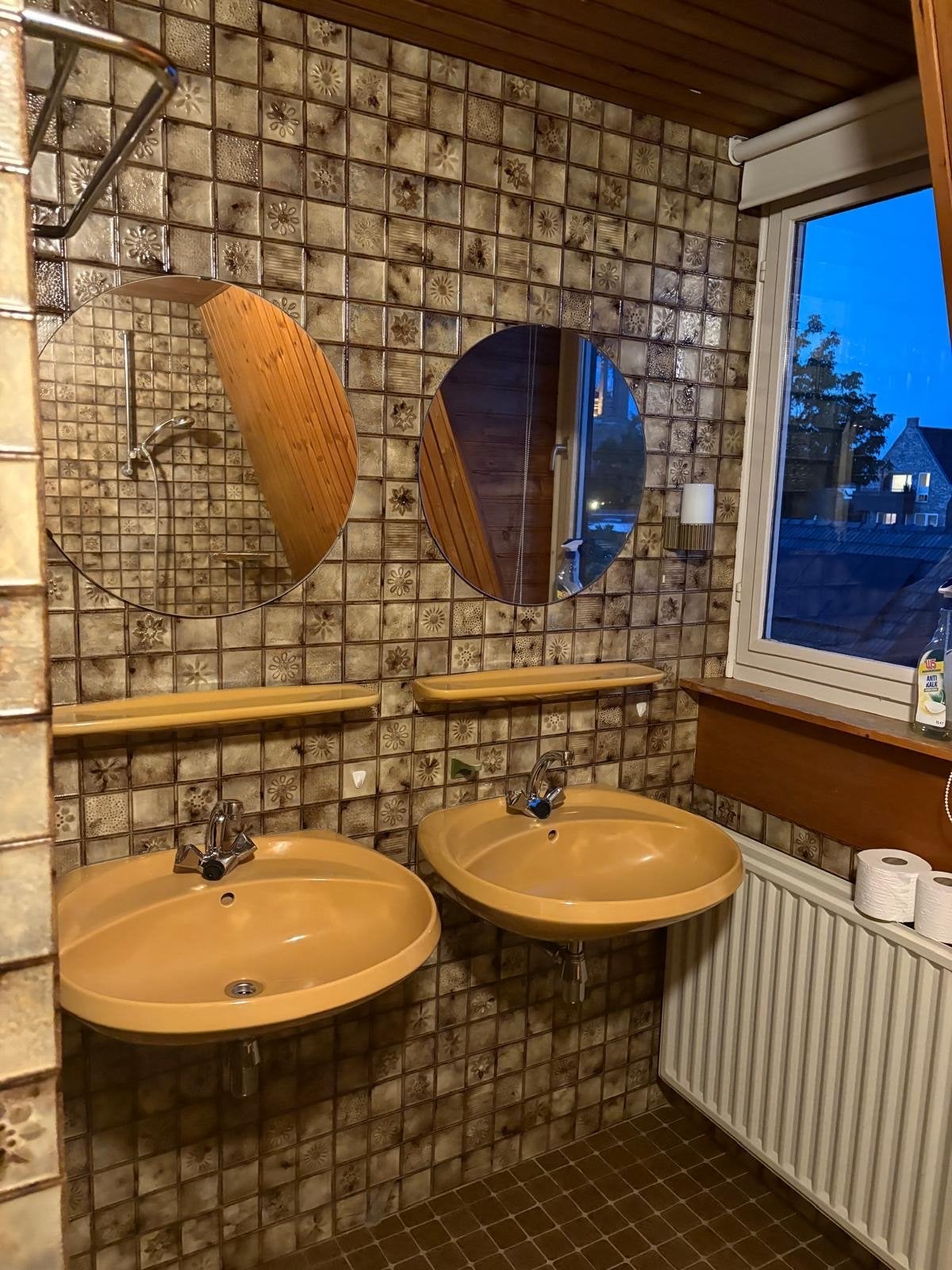 Retro badkamer: Gele badkuip, wastafels en toilet, Ophalen, Gebruikt, Met bad