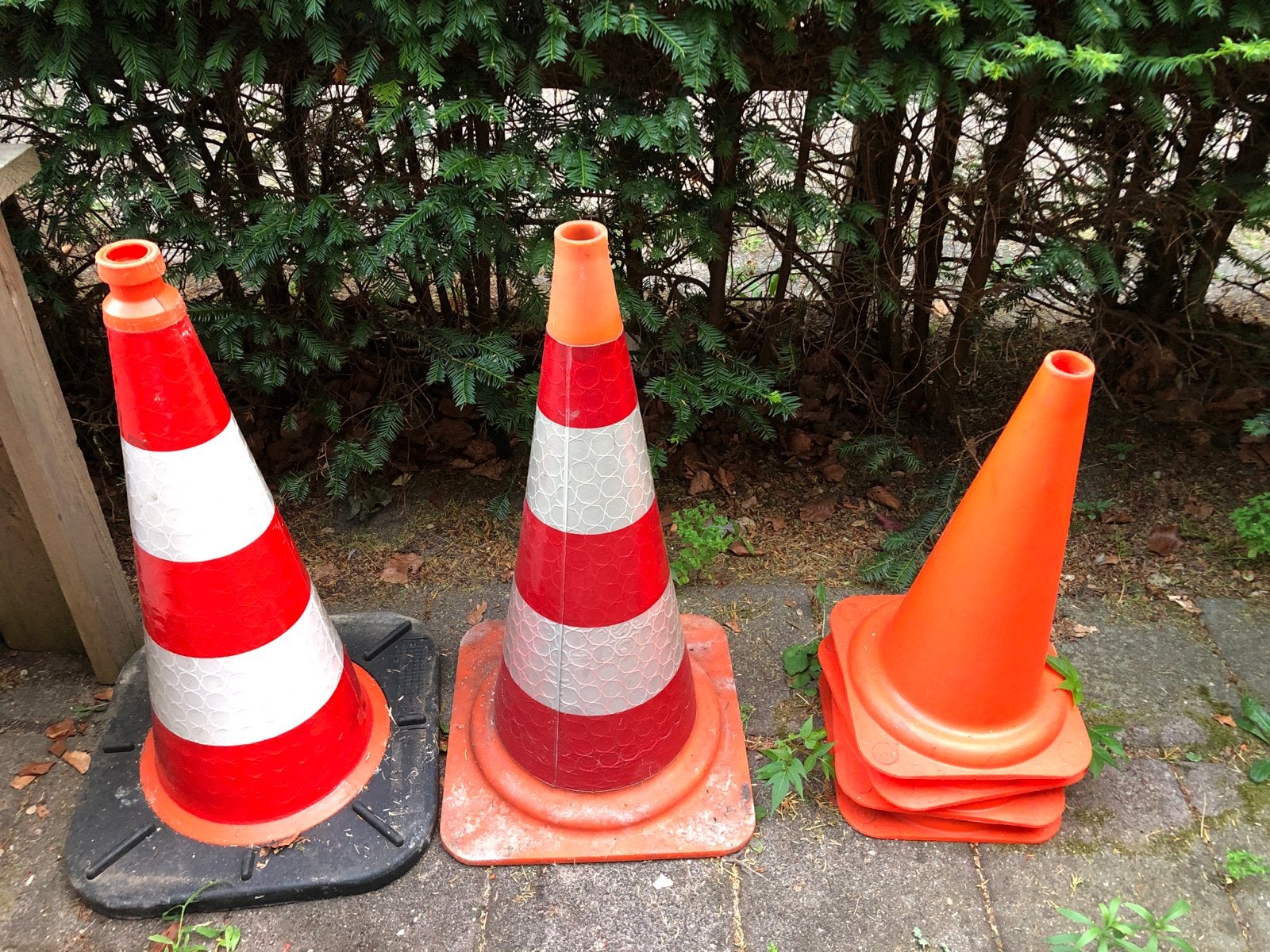 Verkeerskegels - 2 rood/wit en 4 oranje pionnen, Ophalen, Gebruikt
