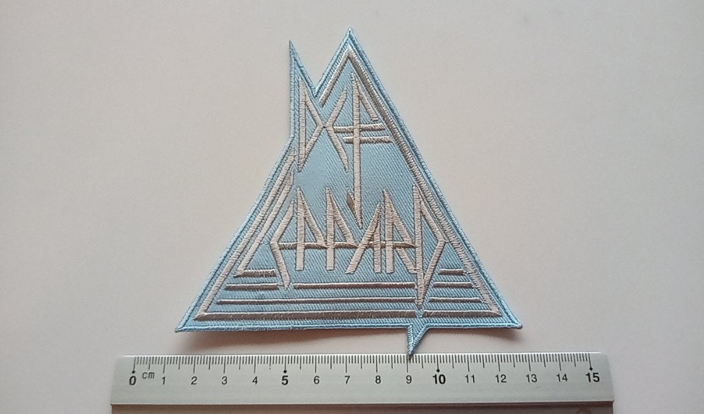 Def Leppard  vrij  mooie shaped logo patch d58, Verzenden, Nieuw, Kleding