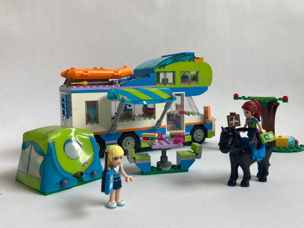 Lego Friends 41339 Mia's camper met luifel, boot en tent