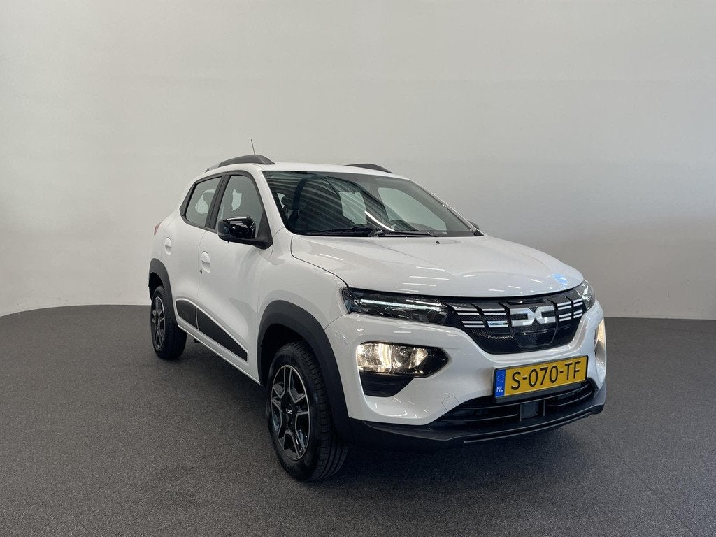 Dacia Spring Essential 27 kWh Airco, Auto's, Gebruikt, Zwart, Leder en Stof, Wit