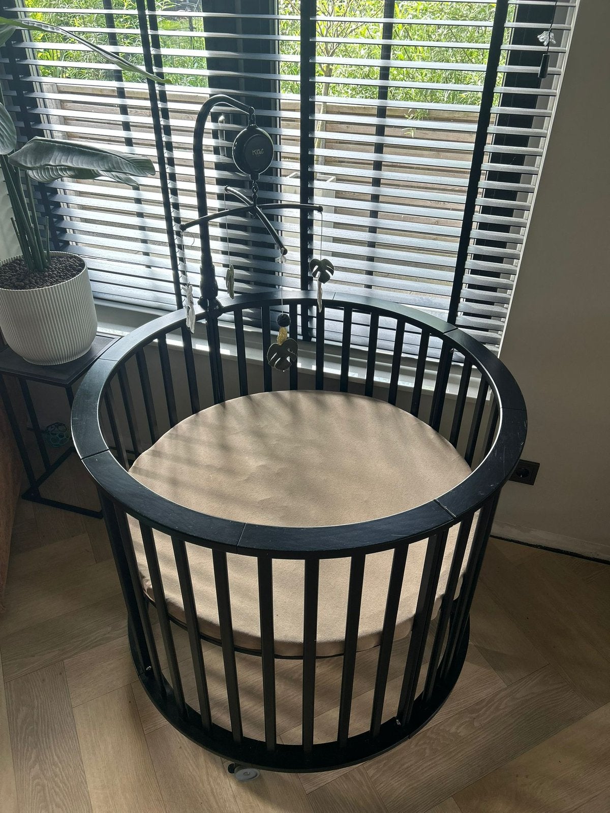Bopita ronde box zwart incl. matras + muziekmobiel, Ophalen, Gebruikt, Rond, Wieltjes