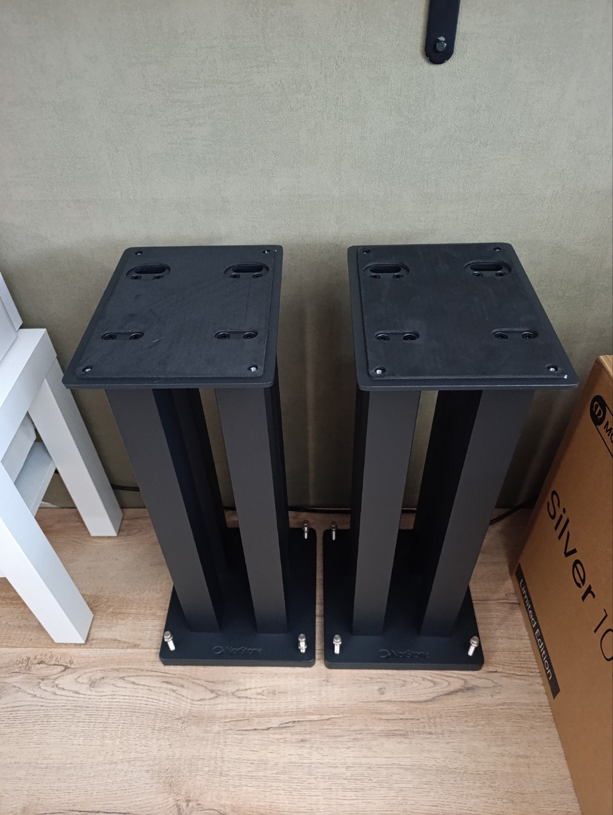 Norstone square stands in perfecte staat., Zo goed als nieuw, 120 watt of meer, Front, Rear of Stereo speakers, Ophalen