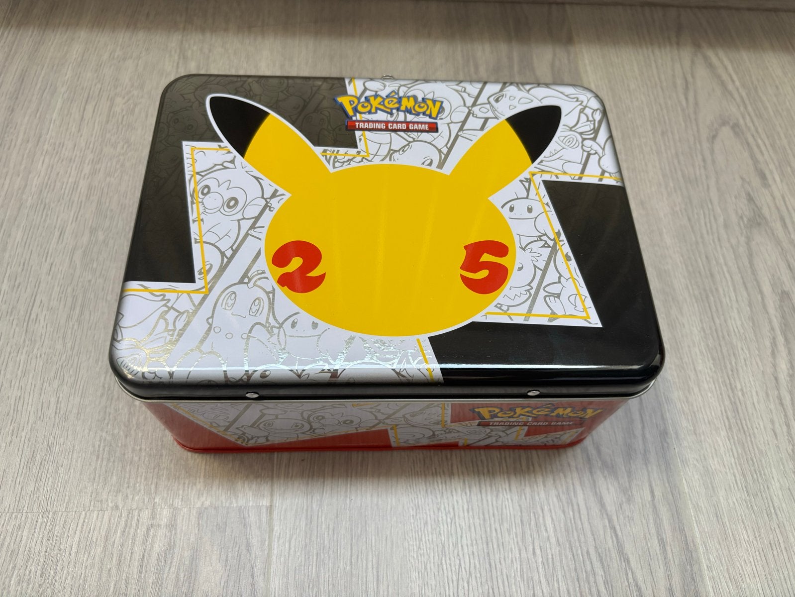 Pokémon Celebrations 25th Anniversary Collectors Chest, Ophalen of Verzenden, Gebruikt, Overige typen