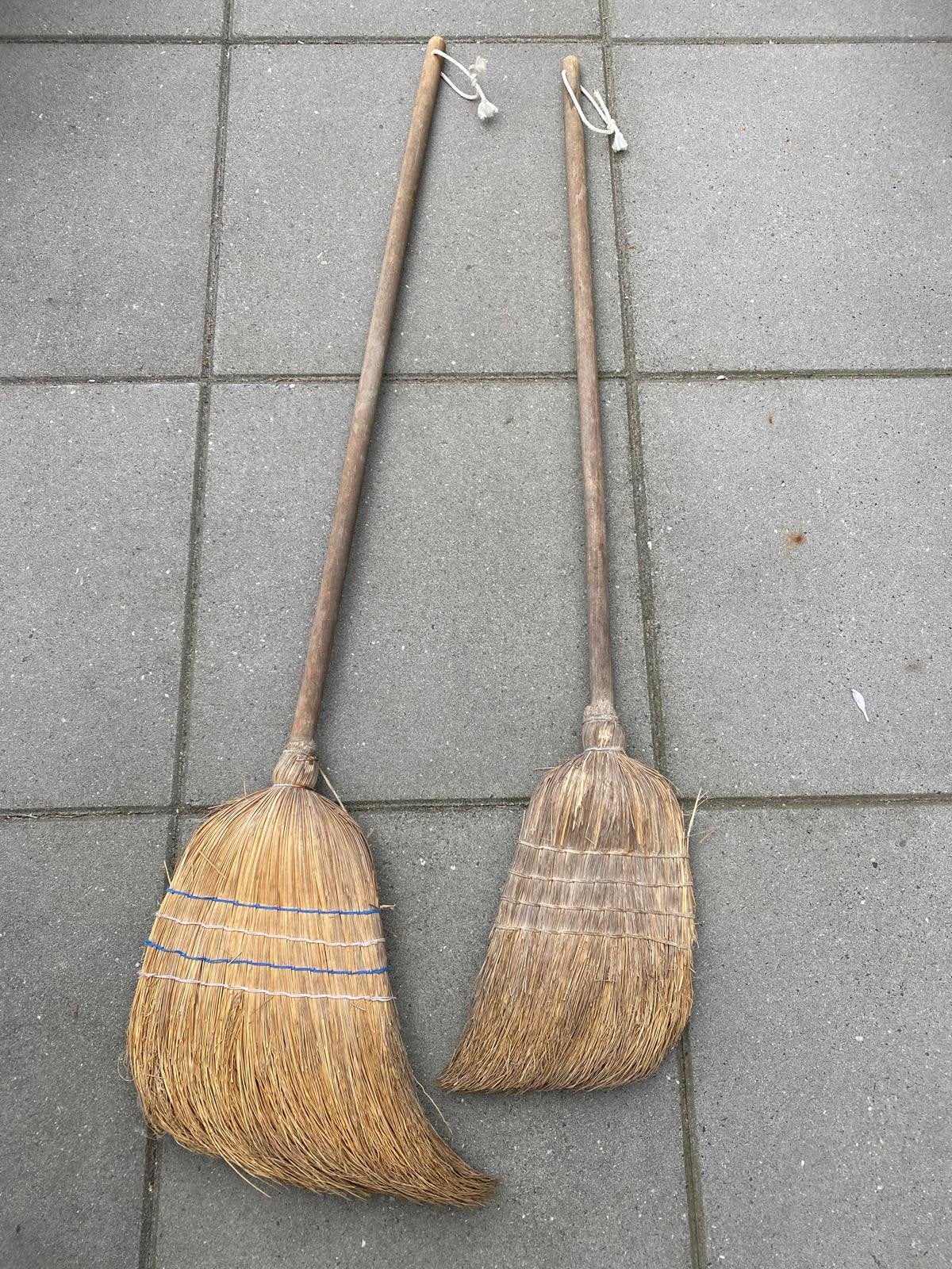 Twee Natuurlijke bezems met houten steel, Ophalen, Bezem of Borstel