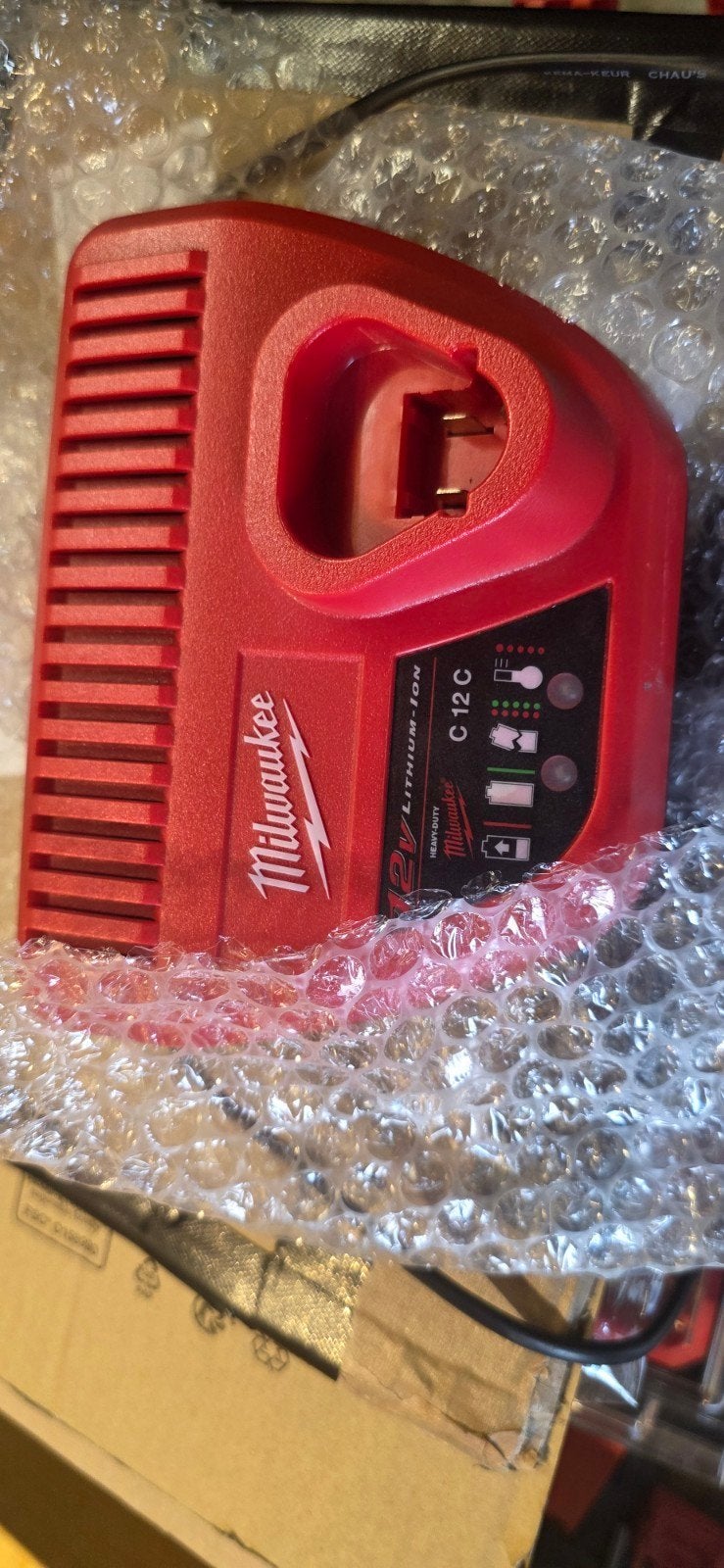 Milwaukee C12 C 12V Li-Ion Acculader - Zo goed als nieuw, Ophalen of Verzenden, Zo goed als nieuw