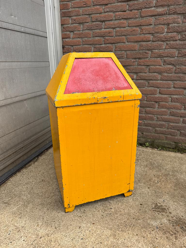 Vintage Gele Metalen Afvalbak met Rood Deksel, 30 tot 40 liter, Ophalen, Gebruikt, Metaal