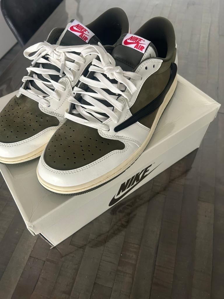 Travis Scott Olive Green Sneakers Maat 45, Kleding | Heren, Schoenen, Ophalen of Verzenden, Nieuw, Overige kleuren, Sneakers of Gympen