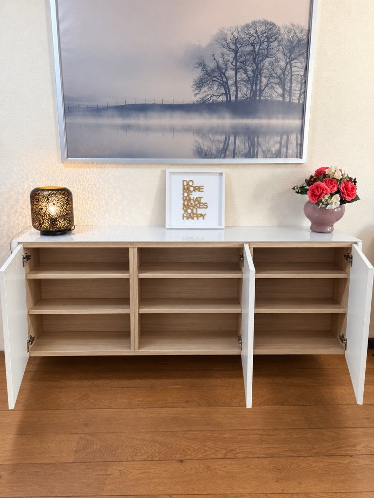 Moderne witte hoogglans dressoir met glazen bovenblad, Ophalen of Verzenden, Zo goed als nieuw, 25 tot 50 cm, 150 tot 200 cm