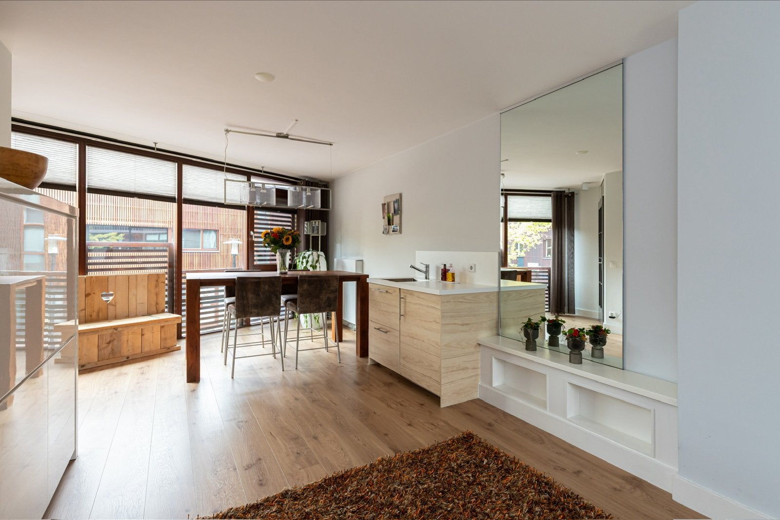 Hoge tafel + vier lederen barkrukken zgan, Huis en Inrichting, Complete inboedels, Ophalen of Verzenden