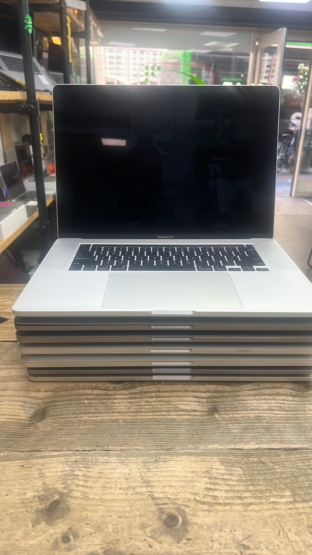 Partij Macbook A 2141 behuizingen met defecte schermen, Info@notebookandmore.nl, Ben, Ophalen of Verzenden, 2311 CP
