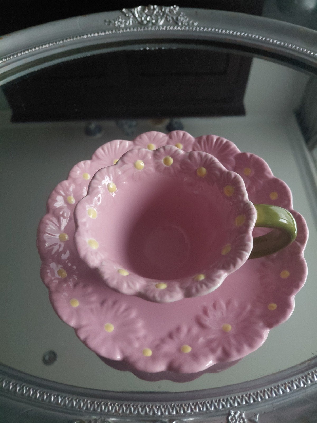 Kop en schotelset met 3D bloemreliëf - Baby Rosé Aardewerk, Huis en Inrichting, Nieuw, Ophalen of Verzenden, Overige stijlen, Kop(pen) en/of Schotel(s)