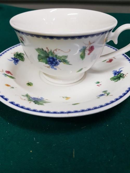 Kop en schotel, porselein, wit met blauwe druiven, Balmoral, Huis en Inrichting, Keuken | Servies, Ophalen of Verzenden, 'T Olde Gre-j