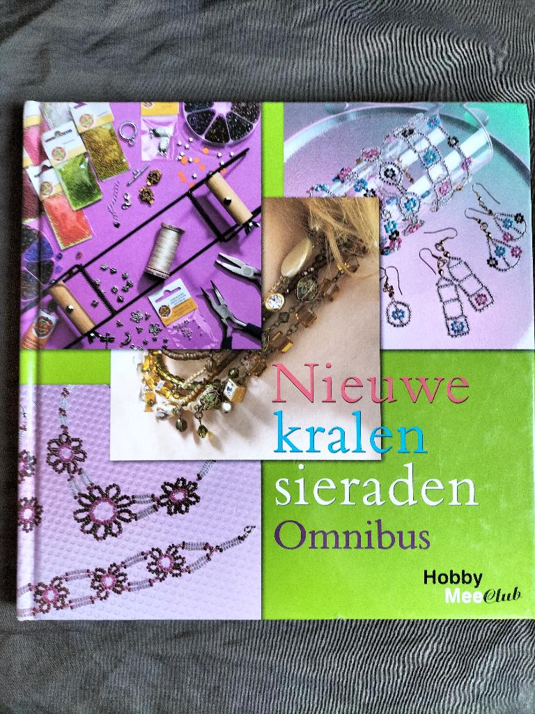Nieuwe kralen sieraden omnibus / Hobby Mee Club, Boeken, Ophalen of Verzenden, Nieuw, Sieraden maken, Yvonne Koop (red.)