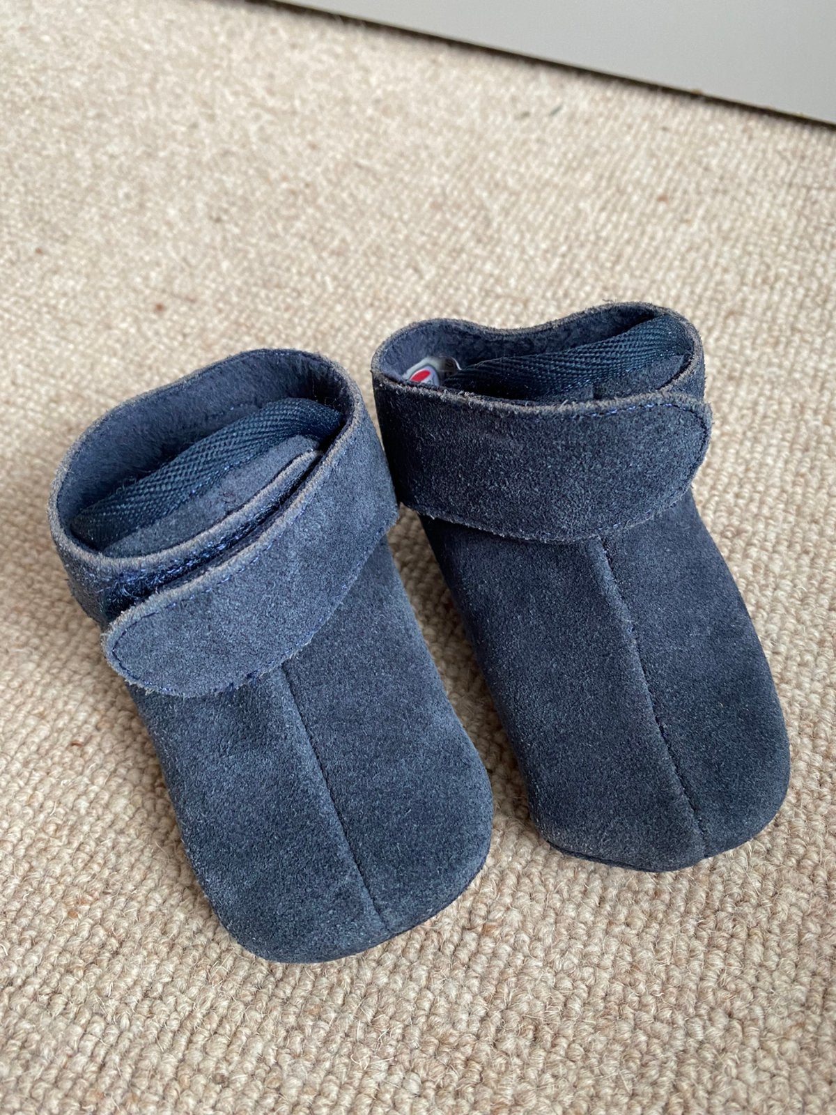 Lodger donkerblauwe slofjes suede leer - amper gebruikt, Kinderen en Baby's, Babykleding | Schoentjes en Sokjes, Slofjes, Jongetje of Meisje