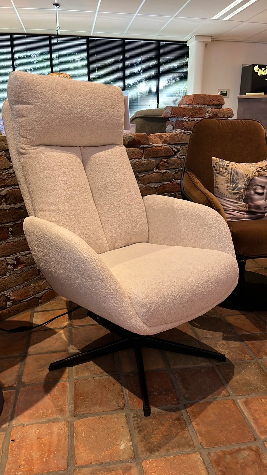 Nieuwe draaifauteuil incl. hocker in stof kleur offwhite, Ophalen, Nieuw, 75 tot 100 cm, Stof