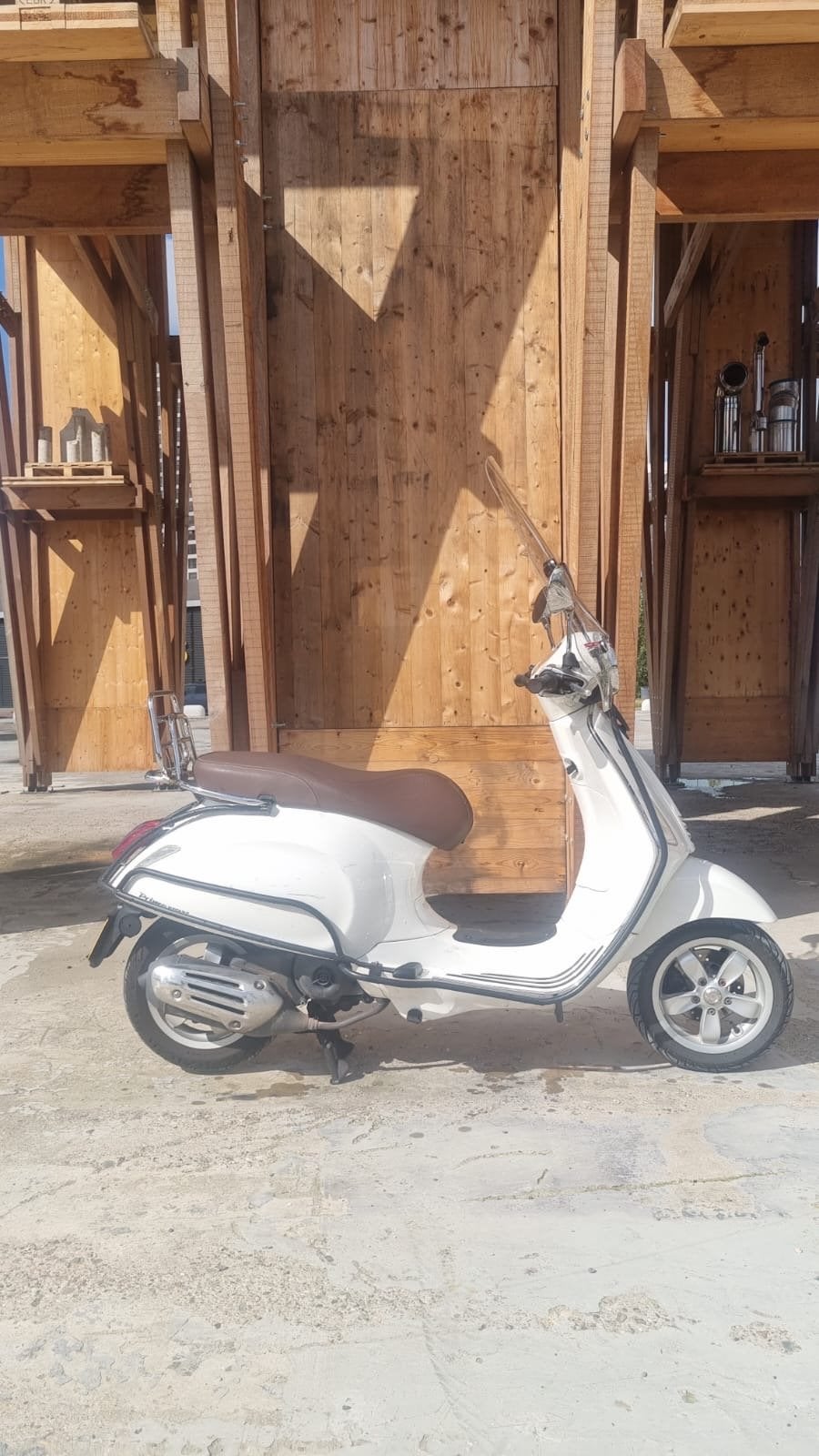 Vespa Primavera  55 km/u - Wit met bruin zadel, Fietsen en Brommers, Gebruikt, Overige modellen, Ophalen of Verzenden
