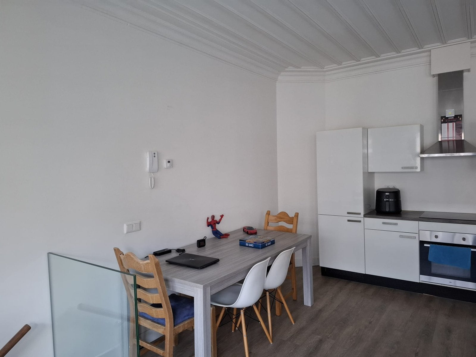 Gratis Dining Table gray and 2 wooden chairs, Huis en Inrichting, Ophalen of Verzenden, Zo goed als nieuw, Rechthoekig, 50 tot 100 cm