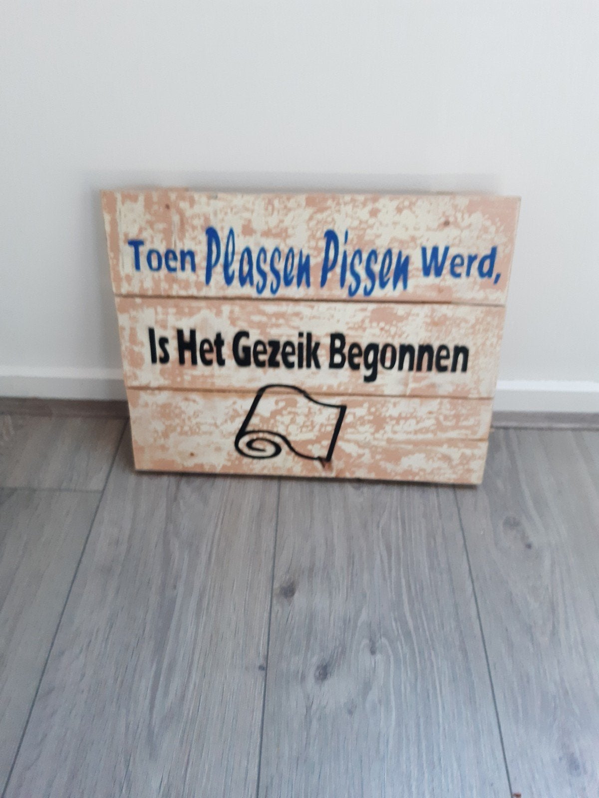 Grappig houten toiletbordje: 'Toen Plassen Pissen Werd', Ophalen, Gebruikt, Meerkleurig, Vintage