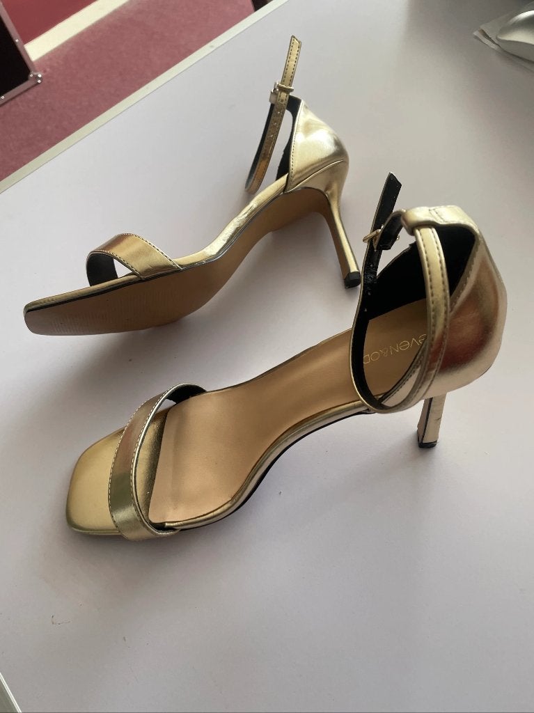Elegante gouden sandalen met hak van Even&Odd, Kleding | Dames, Pumps, Overige kleuren, Ophalen of Verzenden, Zo goed als nieuw