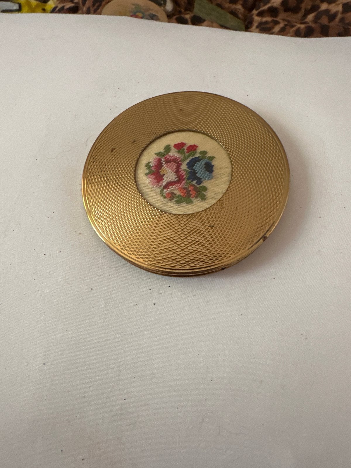 Vintage Gouden Poederdoosje met Geborduurd Bloemenmotief, Ophalen