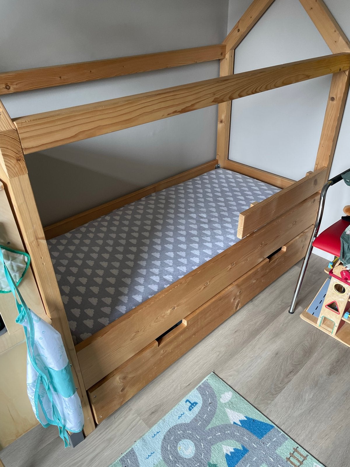 Kinderbed huisje met matras en opberglade, Ophalen, 70 tot 85 cm, Zo goed als nieuw, Matras