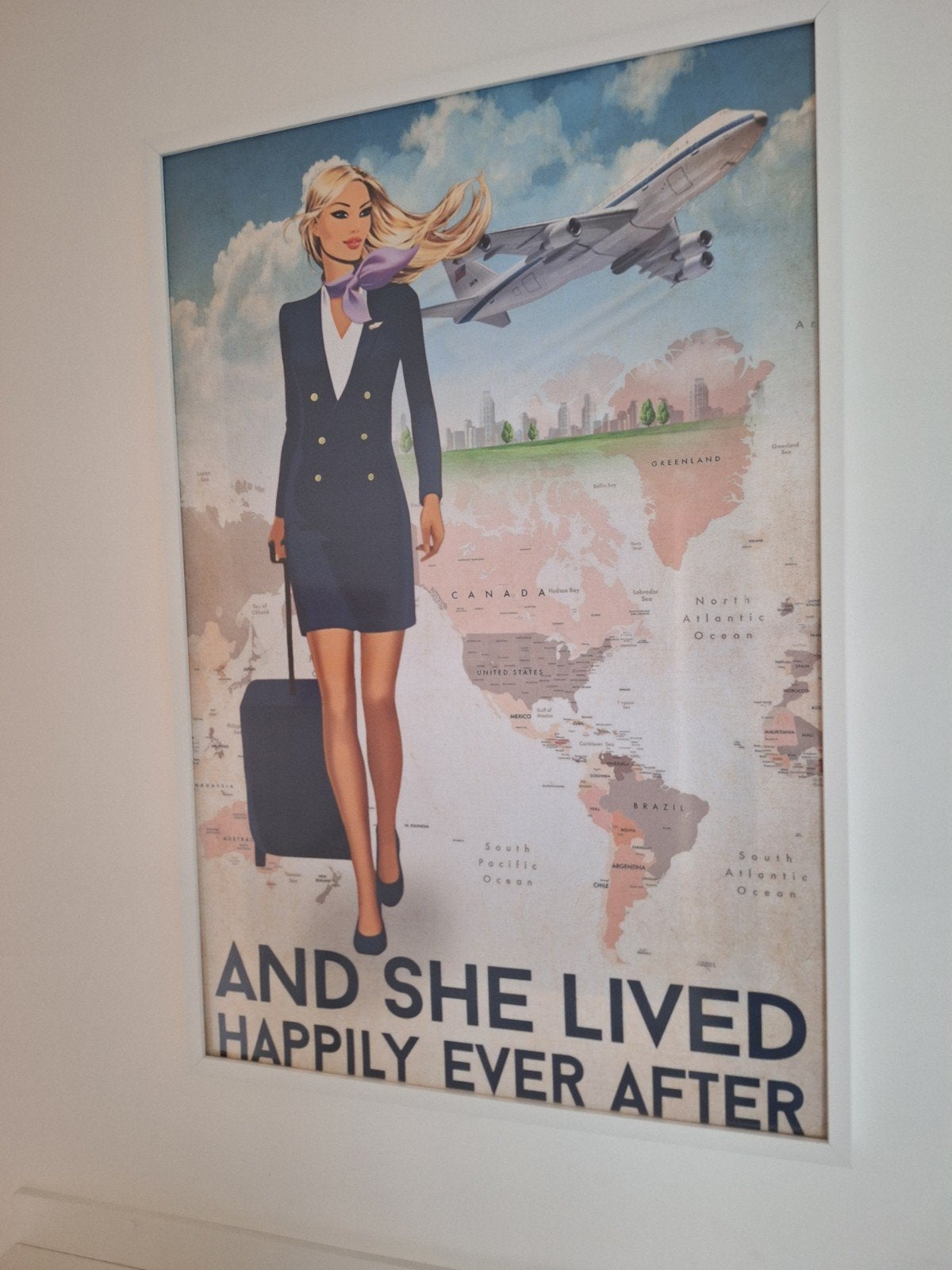Poster stewardess in witte lijst - 94x64x4 cm, Ophalen, Met lijst, Deurposter of groter, Overige onderwerpen