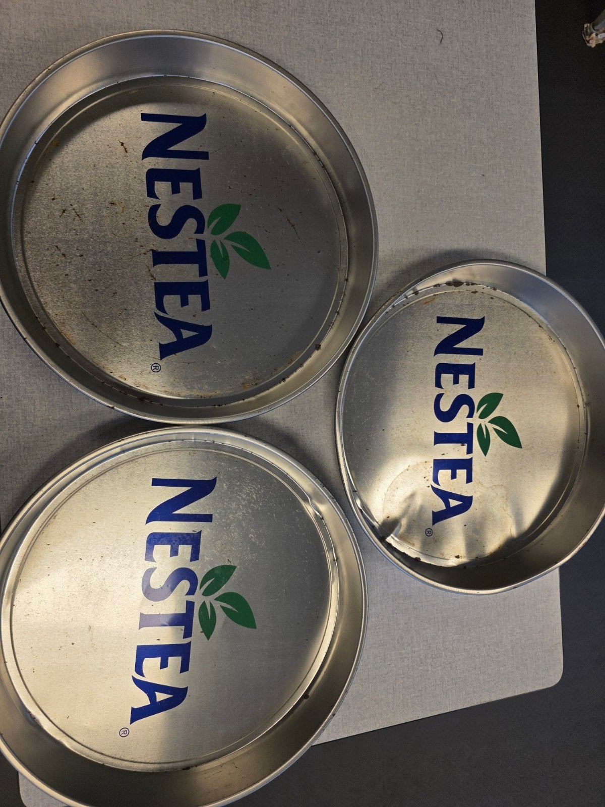 3x Vintage Nestea Dienbladen - Rond Metaal, Huis en Inrichting, Woonaccessoires | Dienbladen, Ophalen, Gebruikt, Rond, Dienblad