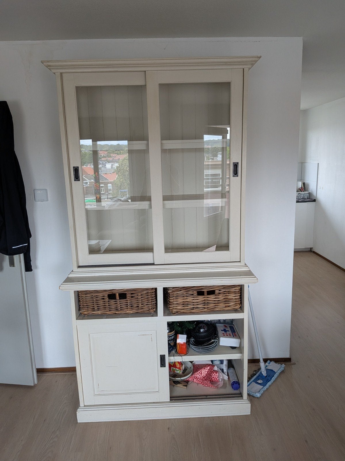 Tweedelige kast met glazen schuifdeuren en rieten manden, Ophalen, 50 tot 75 cm, 100 tot 150 cm, 200 cm of meer