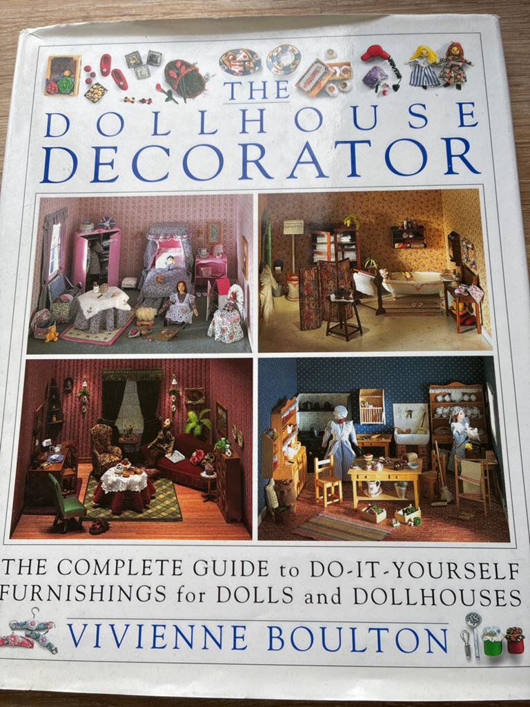 The Dollhouse Decorator: Complete Guide DIY Meubels Poppenhu, Ophalen of Verzenden, Gelezen