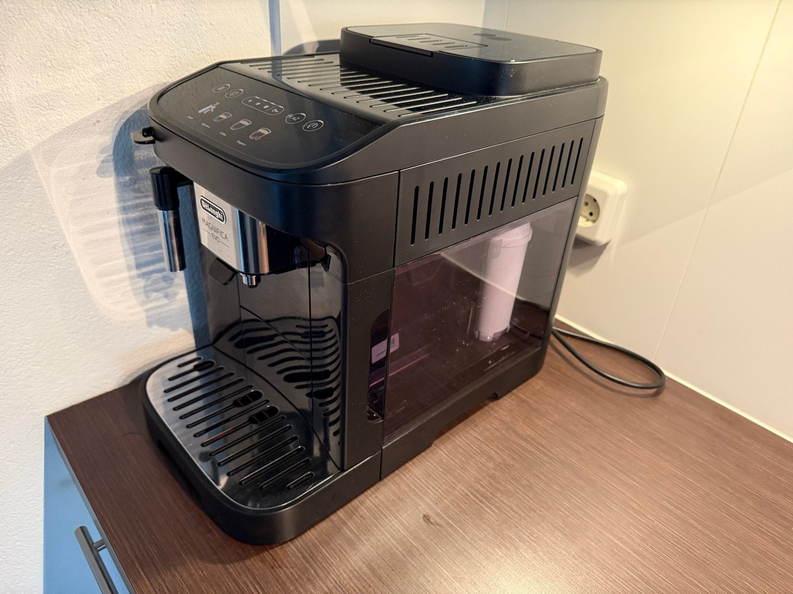 De'Longhi Magnifica Evo volautomatische espressomachine, Espresso apparaat, 10 kopjes of meer, Zo goed als nieuw, Afneembaar waterreservoir