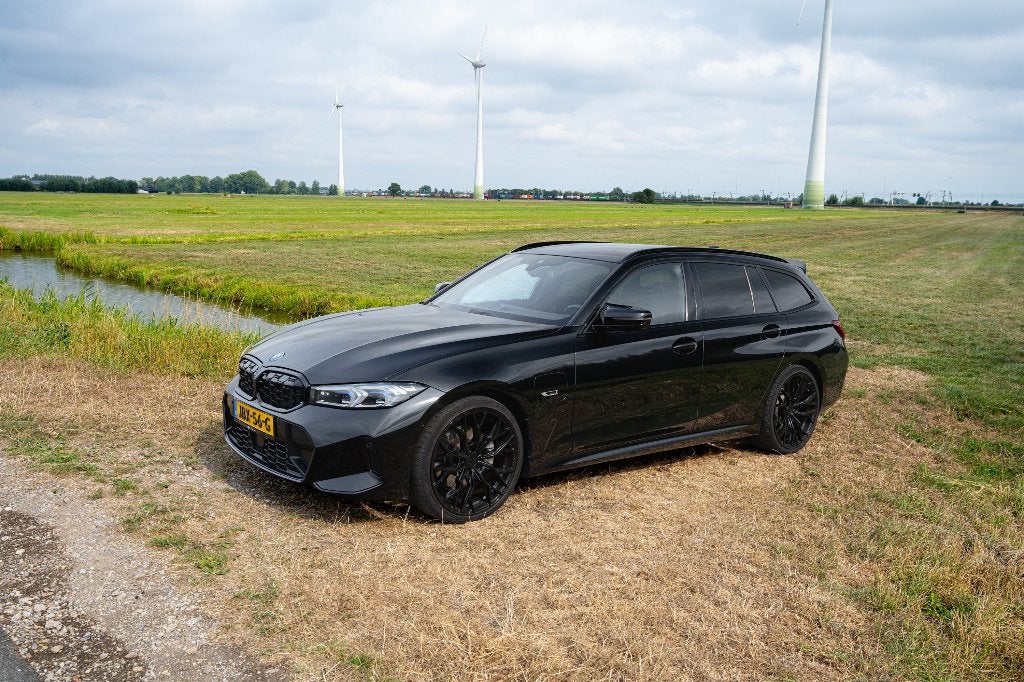 BMW 330e Touring G21 LCI M Sportpakket 430pk 733nm, 1998 cc, 4 cilinders, Alcantara, Zwart